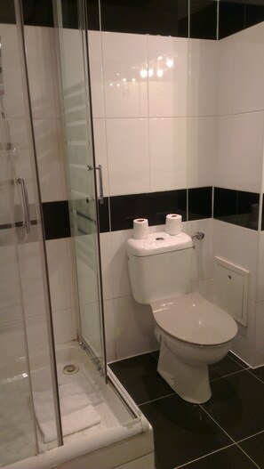 Quarto quádruplo, quartos conectados | Banheiro | Chuveiro, secador de cabelo, toalhas de banho 