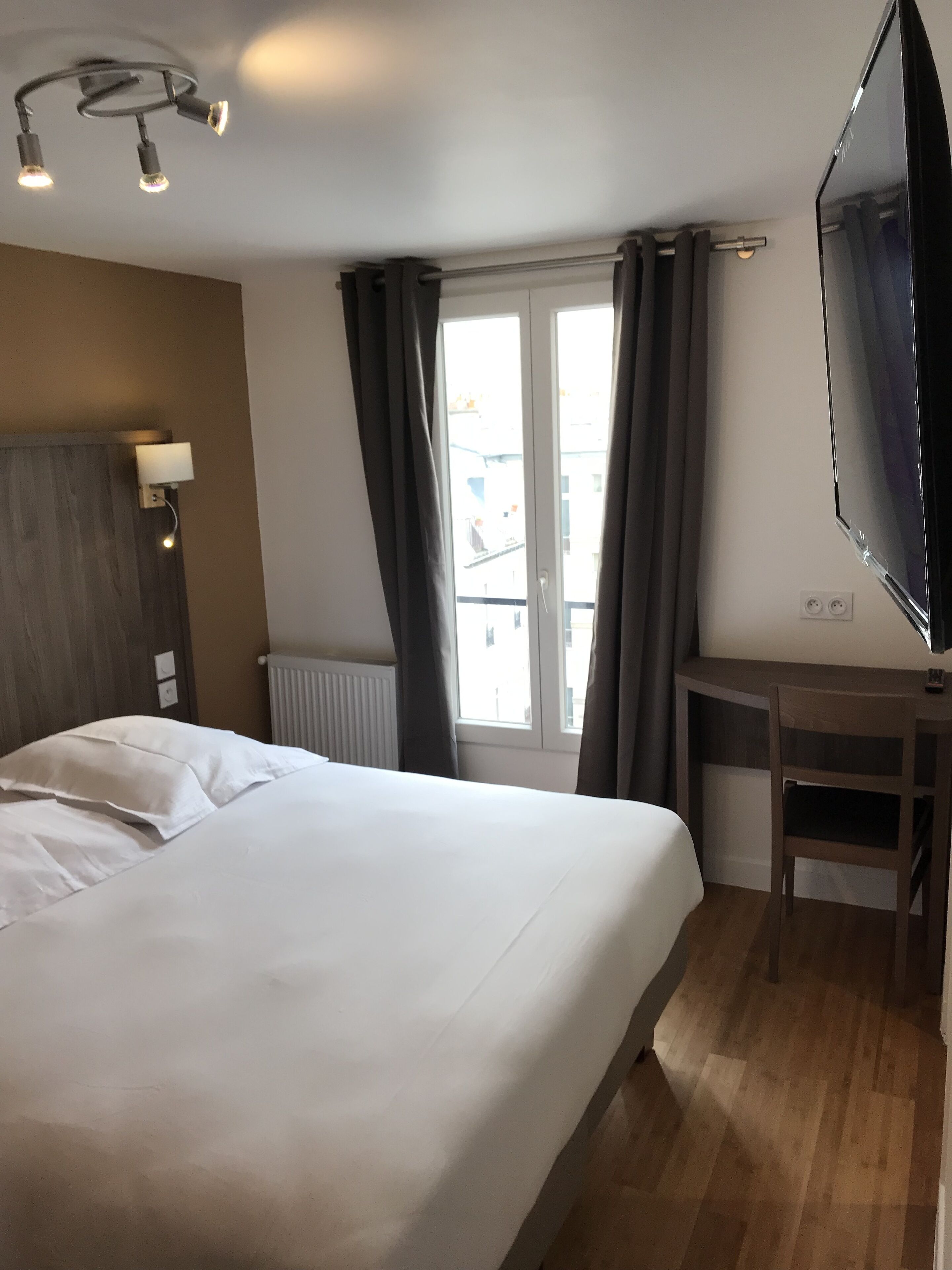 In-room safe, desk, free WiFi