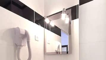 Single Room | Bathroom | Shower, hair dryer, towels