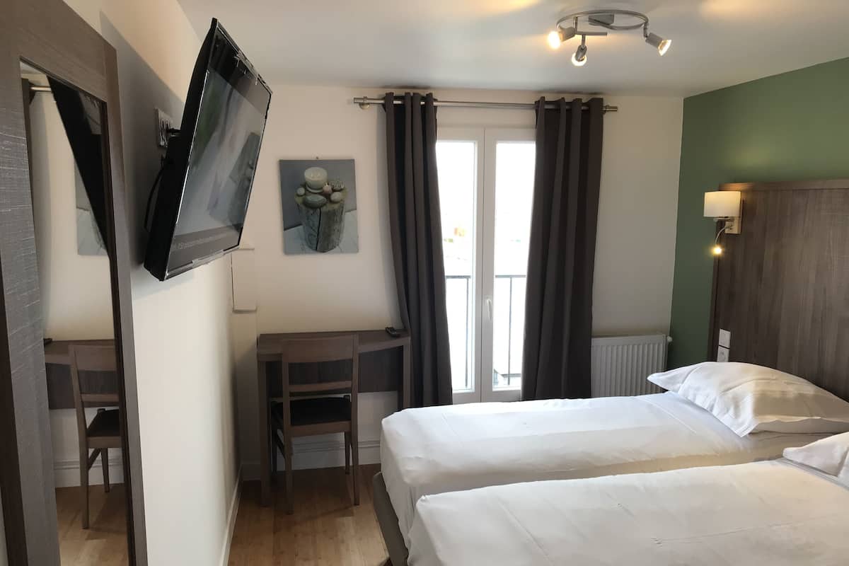 Twin kamer | Een kluis op de kamer, een bureau, gratis wifi