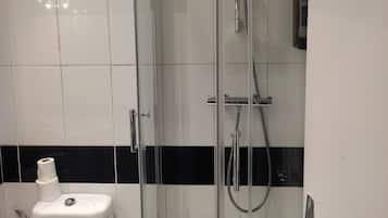 Camera doppia | Bagno | Doccia, asciugacapelli, asciugamani