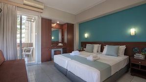 Quarto de hotel com uma cama grande, uma escrivaninha e uma cadeira.