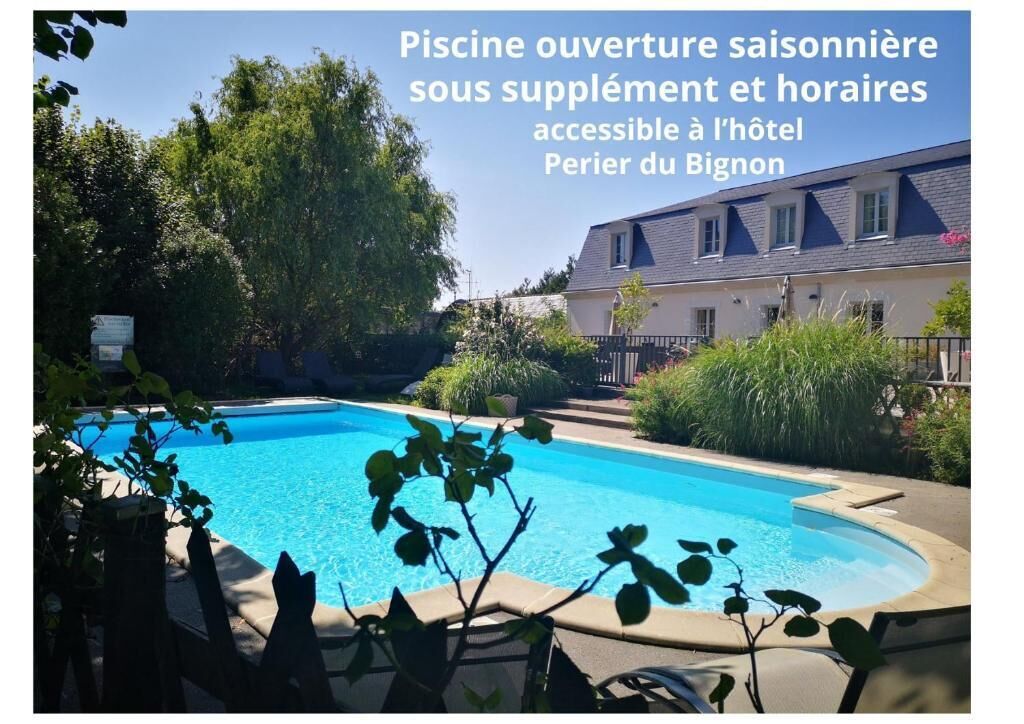 Una piscina al aire libre de temporada