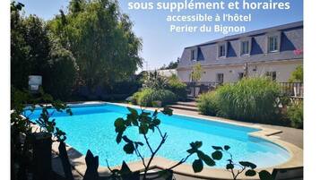 Una piscina al aire libre de temporada