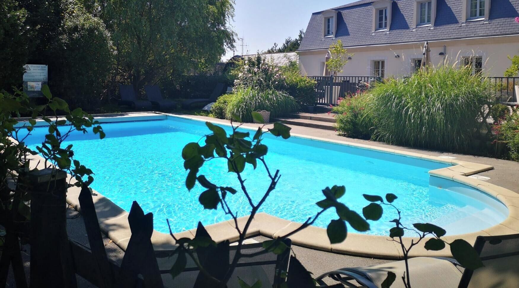 Una piscina al aire libre de temporada