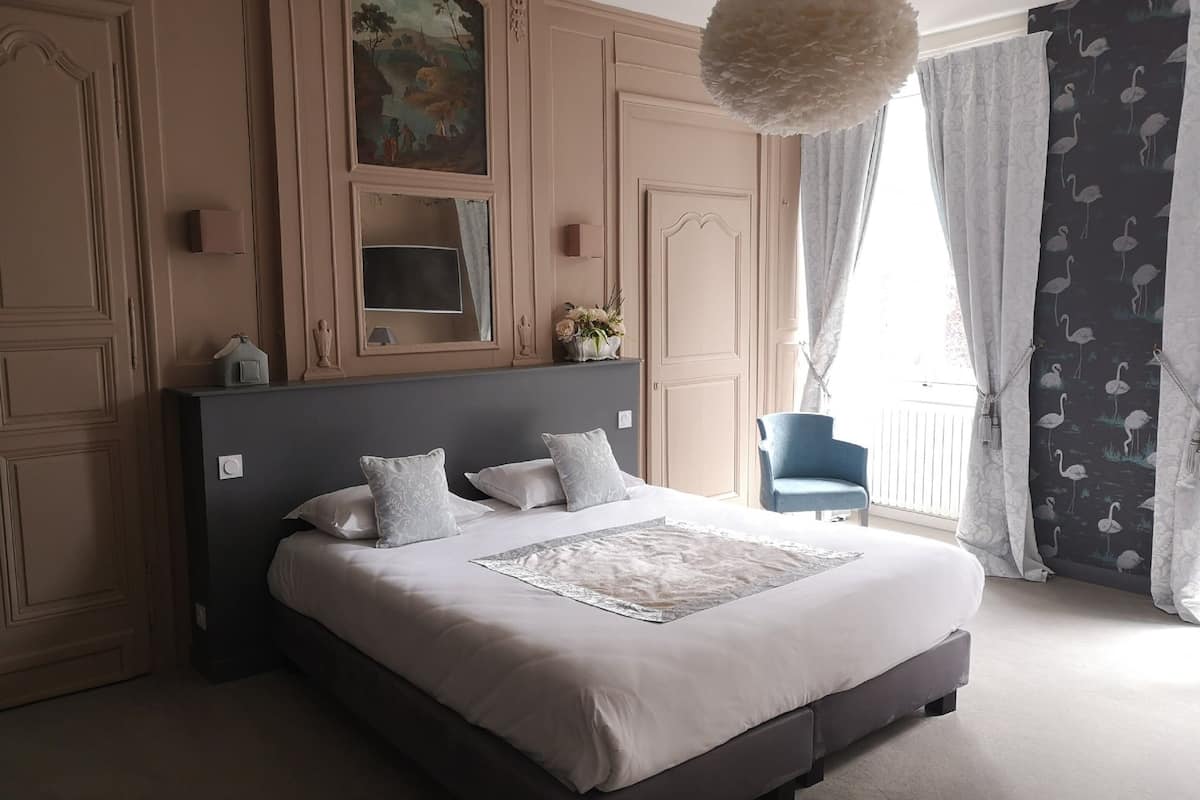 junior suite | 1 bedroom, minibar, in-room safe, desk