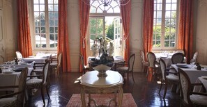 2 restaurants, lunch served