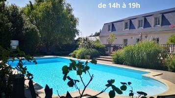Piscine extérieure en saison