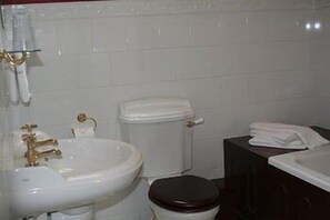 Douche, articles de toilette gratuits, sĂšche-cheveux