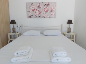 In-room safe, rollaway beds, free WiFi, bed sheets - Anna Studios (Naxos)