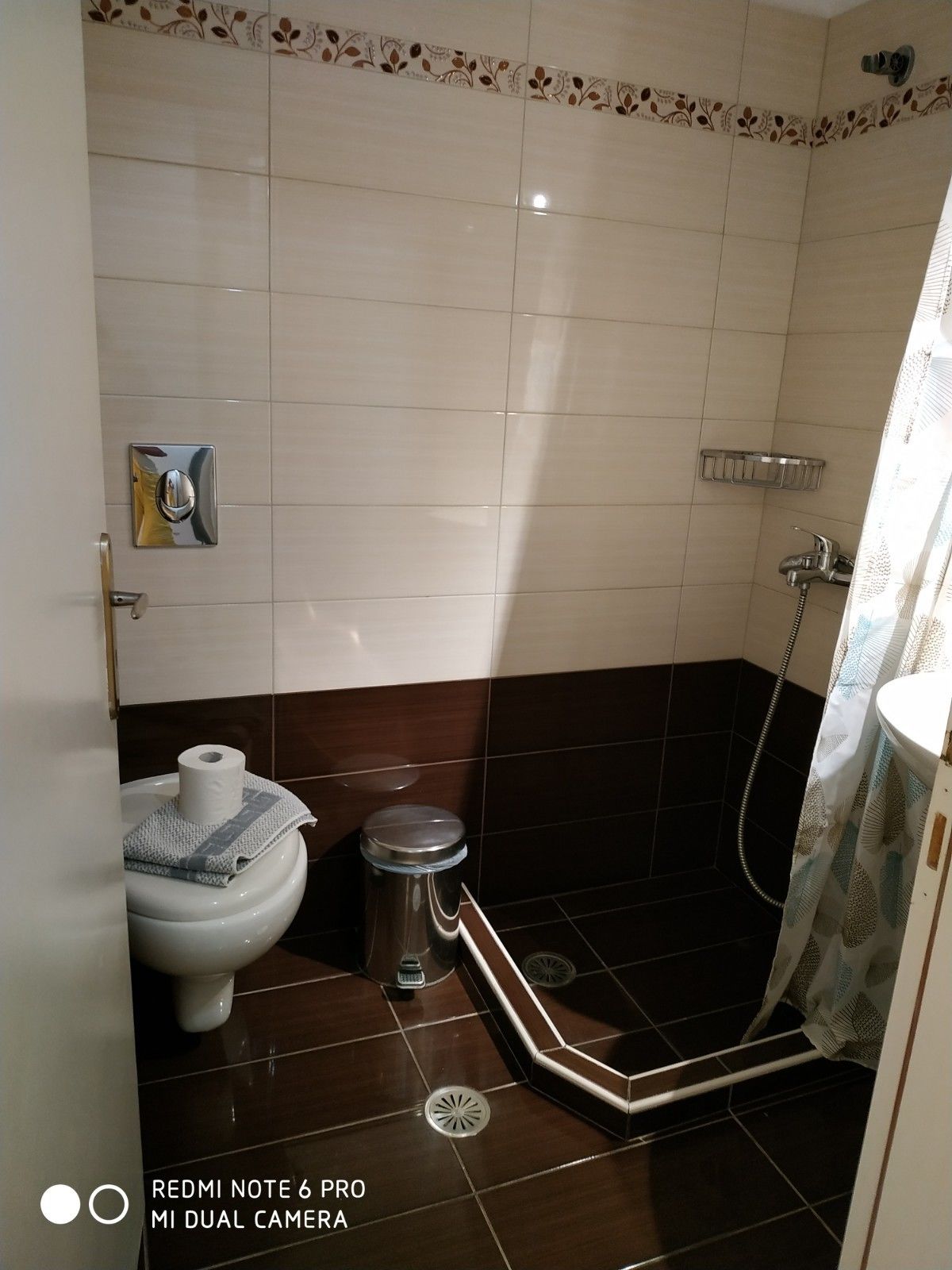 Un baño con inodoro, bidé y ducha.