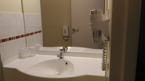 Dreibettzimmer | Waschbecken im Bad