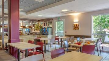 Colazione a buffet, servita tutte le mattine (9.90 EUR a persona)