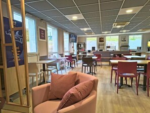 Dagelijks ontbijtbuffet (EUR 9.90 per persoon)