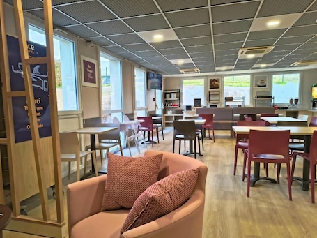 Daily buffet breakfast for a fee. ACE Hôtel Brive-la-Gaillarde