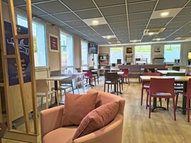 Petit déjeuner buffet (9.90 EUR par personne)