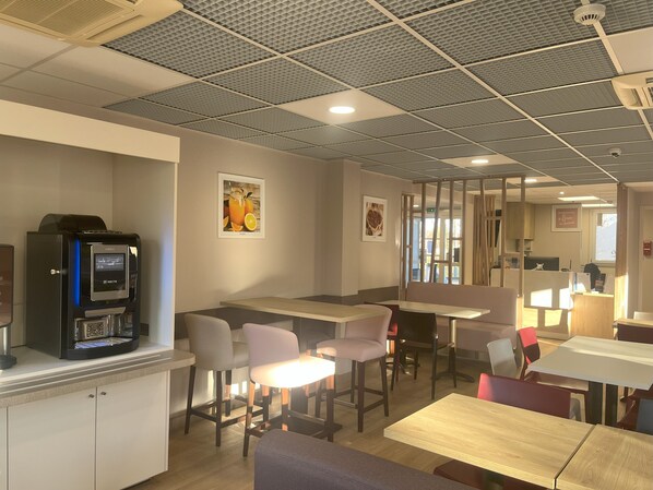 Sarapan bufet setiap hari (EUR 9.90 seorang) 