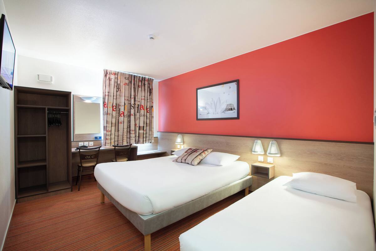 1 Schlafzimmer, Schreibtisch, schallisolierte Zimmer