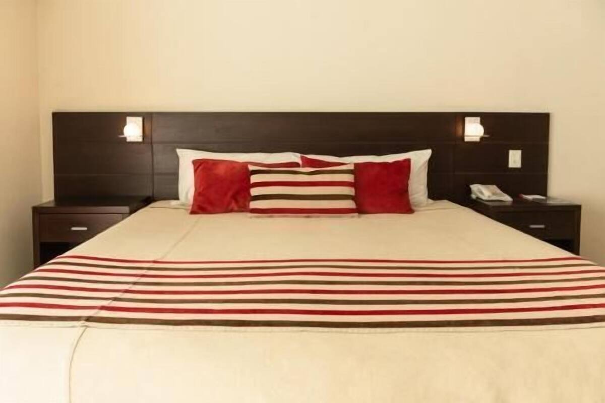 Literie de qualité, couette en duvet, lit avec matelas à plateau-coussin