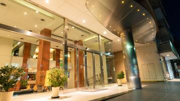 Fachada de la propiedad por la tarde o noche