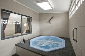 Standard Apartment, 1 Bedroom, Hot Tub | Indoor spa tub - Sport of Kings Motel (Rotorua)