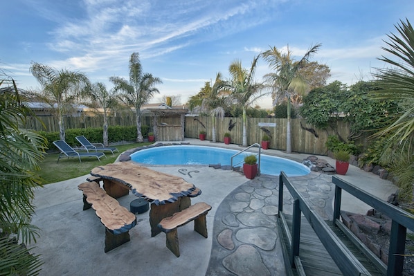 Piscine extérieure, parasols de plage, chaises longues