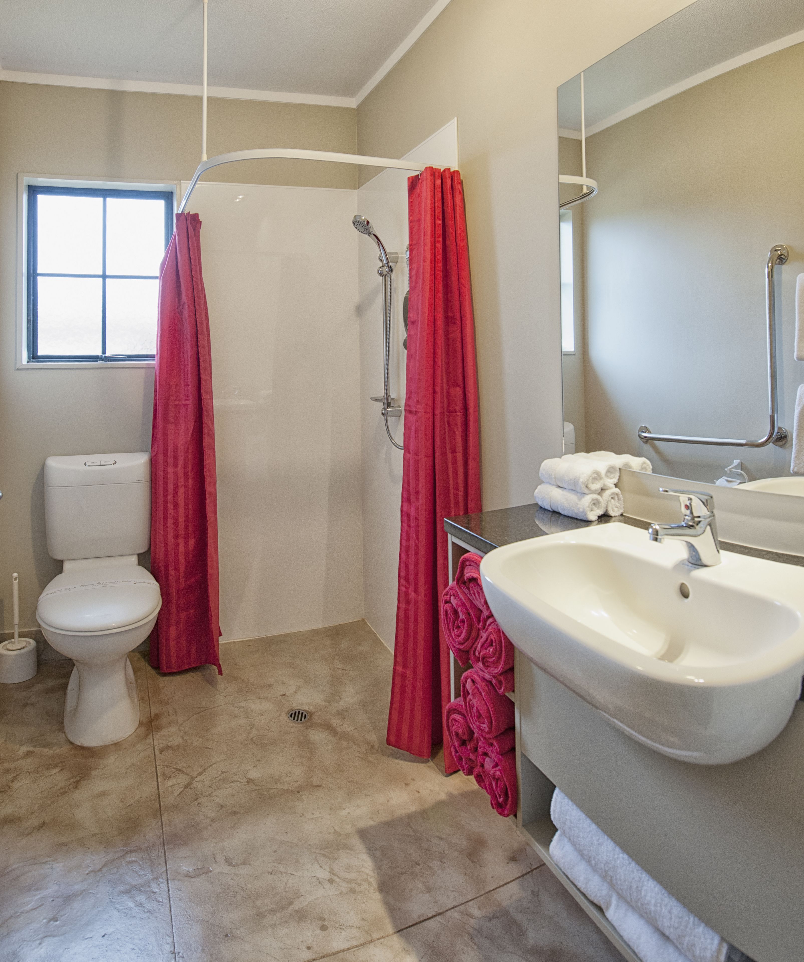 Un baño con inodoro, ducha y lavabo.