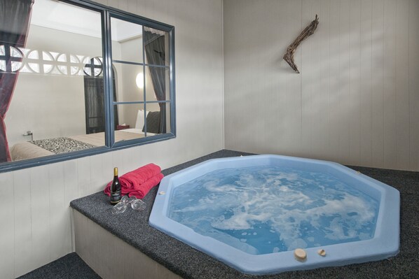 Standard Apartment, 1 Bedroom, Hot Tub | Jetted bathtub - Sport of Kings Motel (Rotorua)