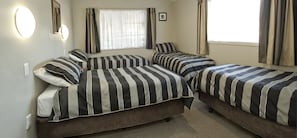 Apartamento standard, 2 quartos | Individualmente mobiliados, escrivaninha, cortinas blackout