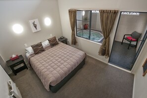 Apartament estàndard, 1 dormitori, banyera d'hidromassatge | Mobiliari individual, escriptori i cortines opaques 