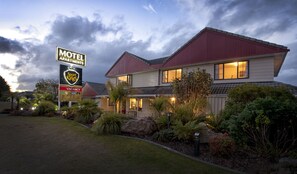 Front of property – evening/night - Sport of Kings Motel (Rotorua)