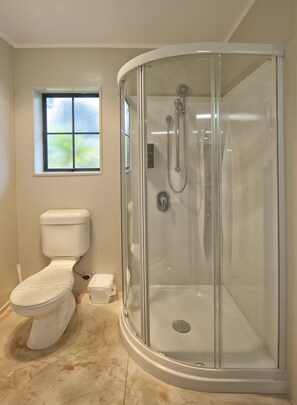 Bathroom shower - Sport of Kings Motel (Rotorua)