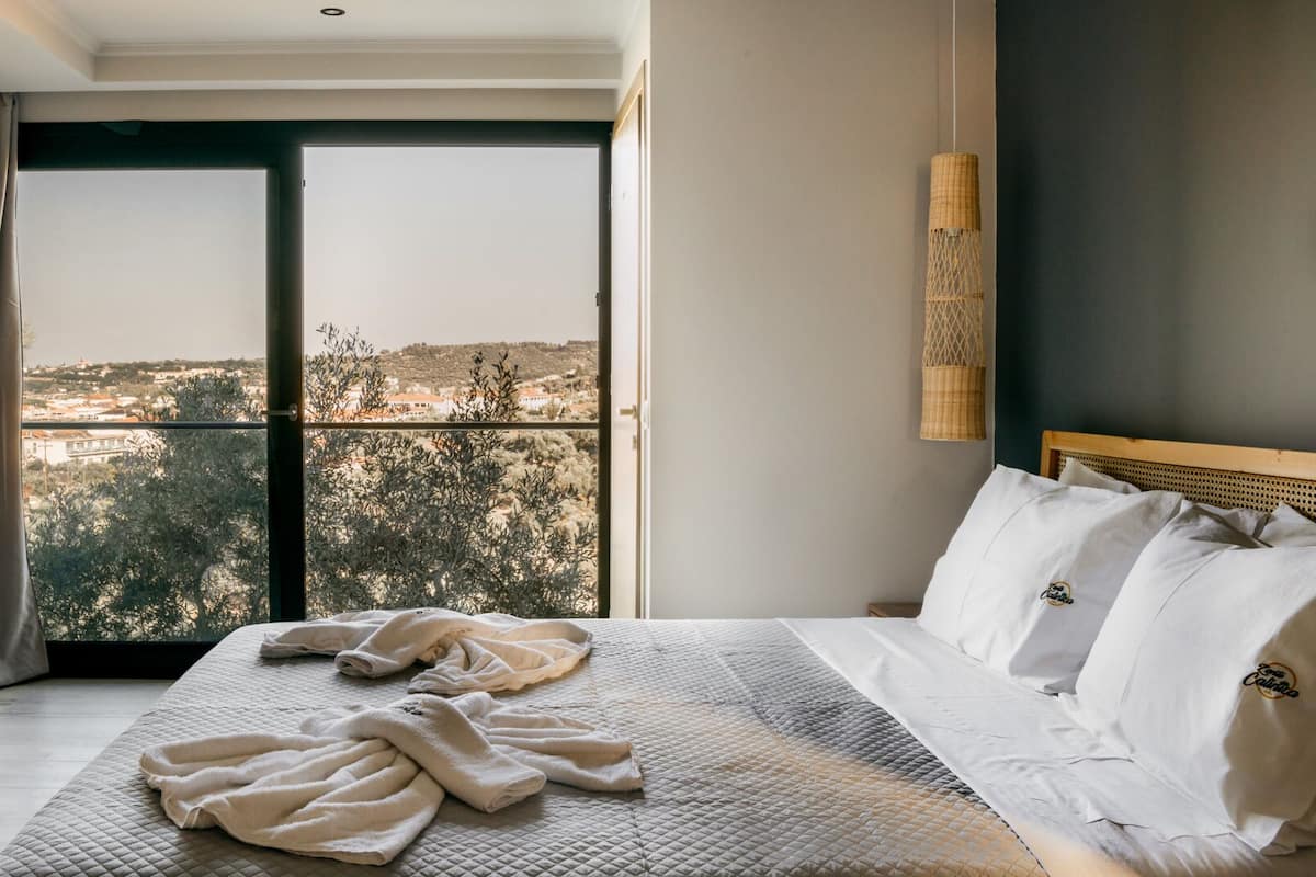 Ropa de cama de alta calidad, colchones Tempur-Pedic, caja fuerte