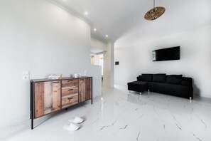 Juniorsvit - havsutsikt | Vardagsrum | 32-tums platt-tv med kabelkanaler och tv