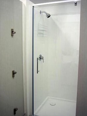 Bathroom shower - Surf 'N' Snow Backpackers - Hostel (Auckland)