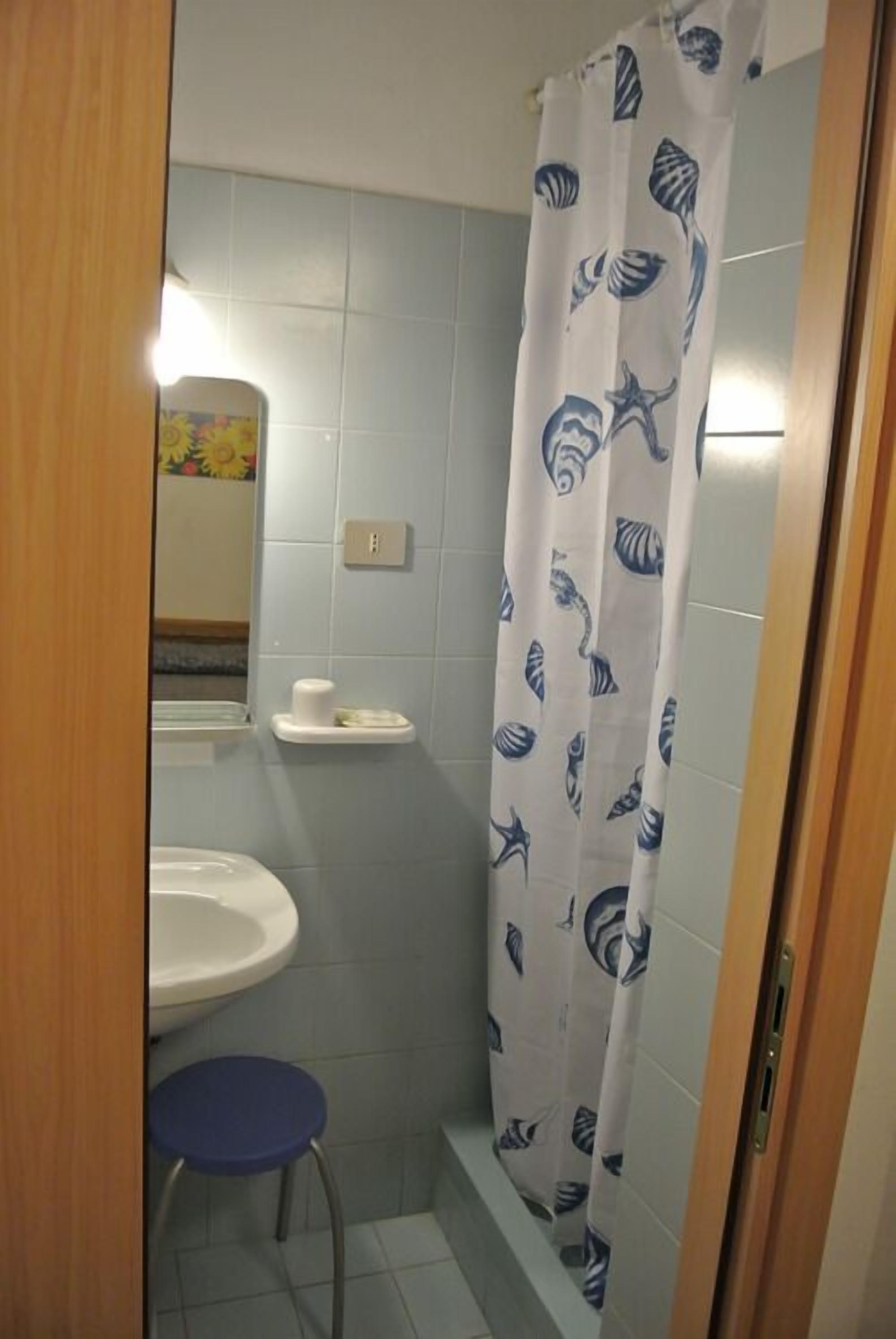 standard double room, private bathroom | egyptian cotton sheets, in-room safe, desk, free wifi