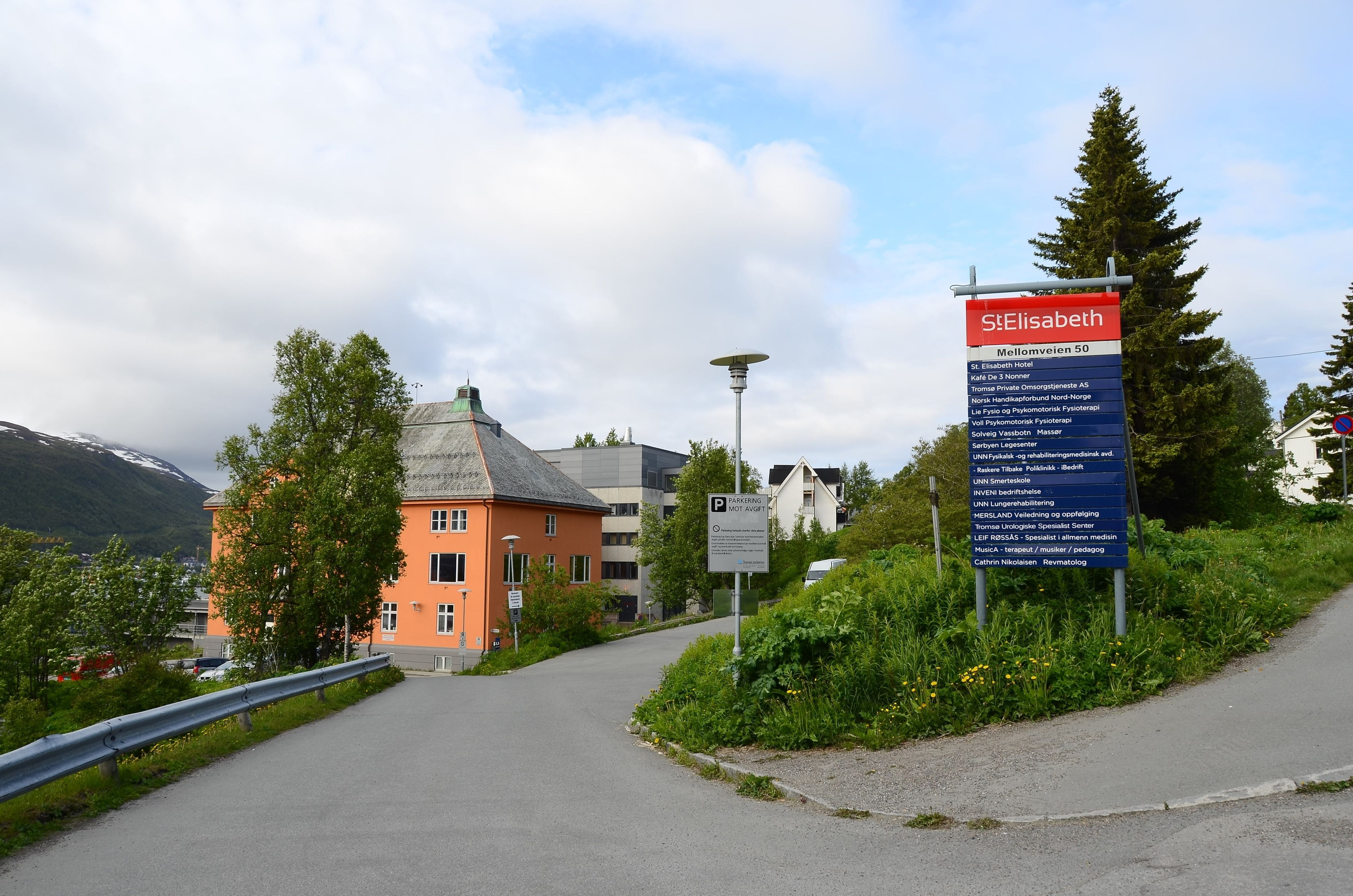 A sign for St. Elisabeth hotel with a list of amenities including a restaurant, spa, and parking.