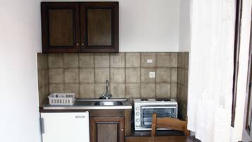 Fridge, stovetop, coffee/tea maker, electric kettle