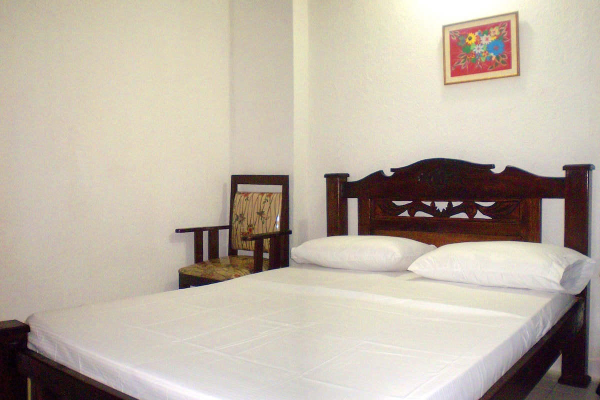 Chambre Double (with Fan) | Coffres-forts dans les chambres, Wi-Fi gratuit