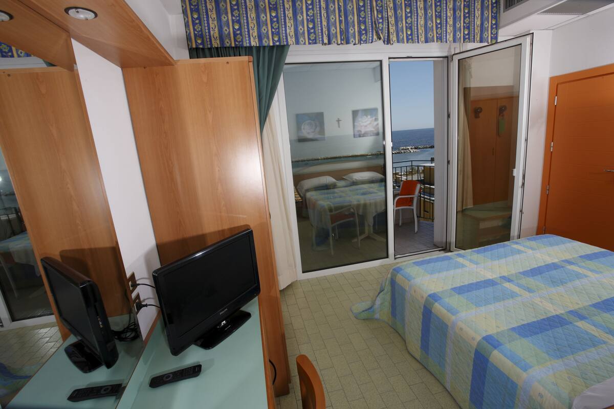 Minibar, in-room safe, desk