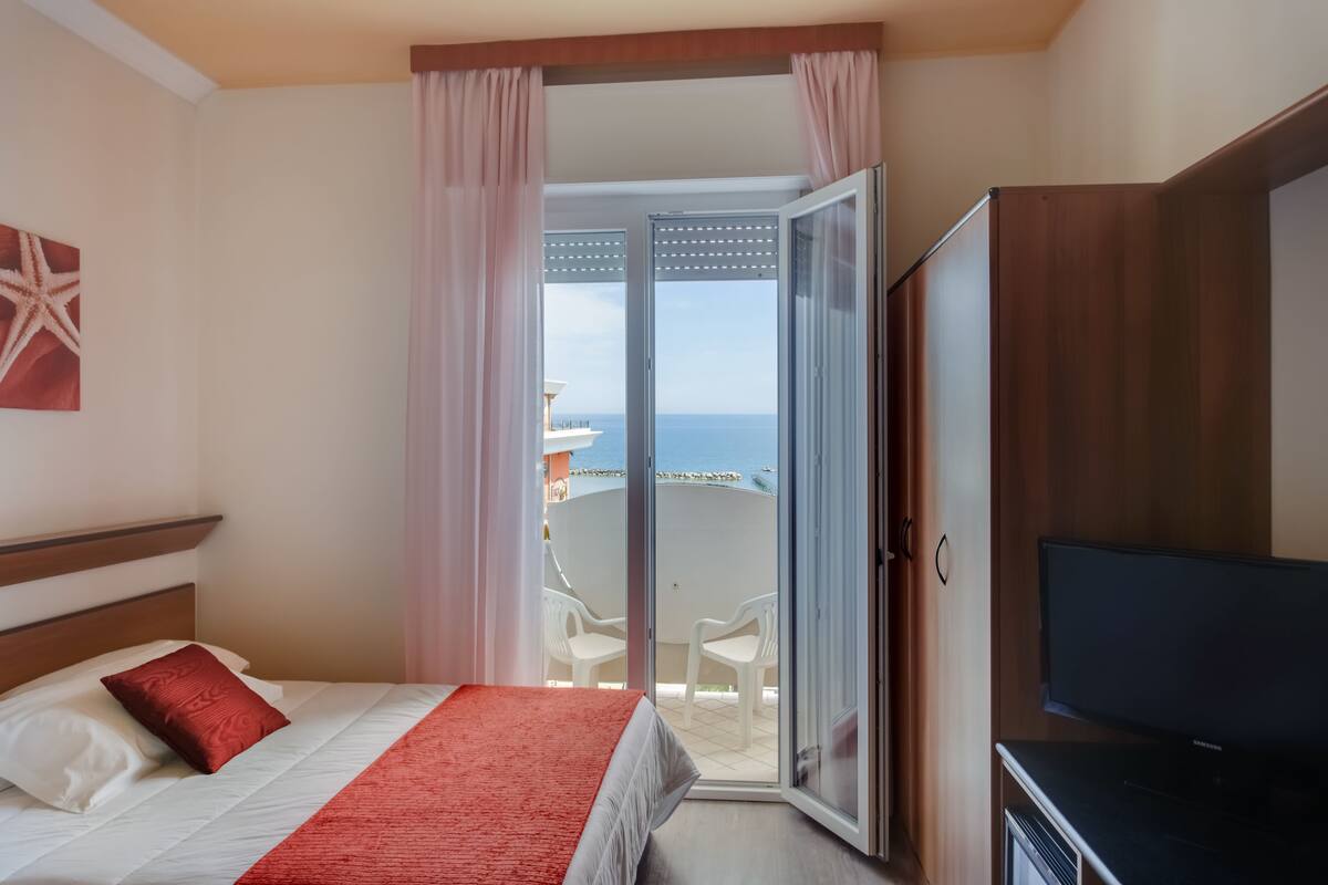 Minibar, in-room safe, desk