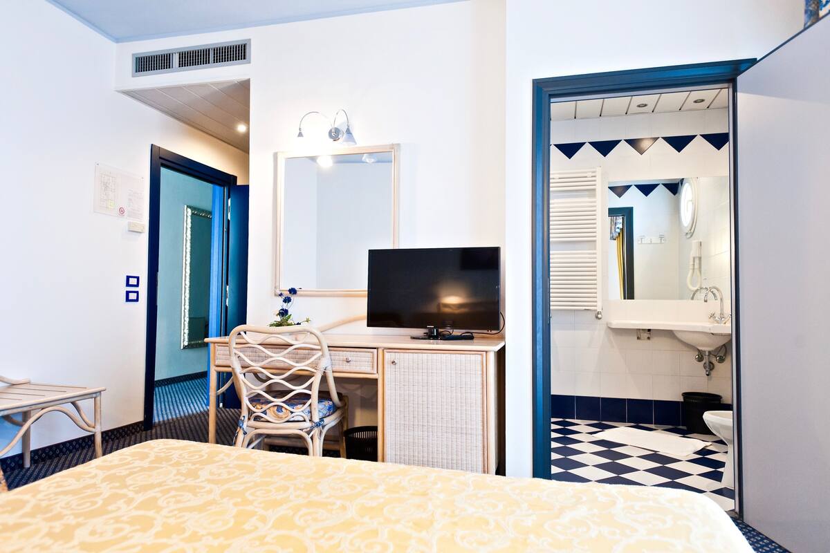 Minibar, in-room safe, desk