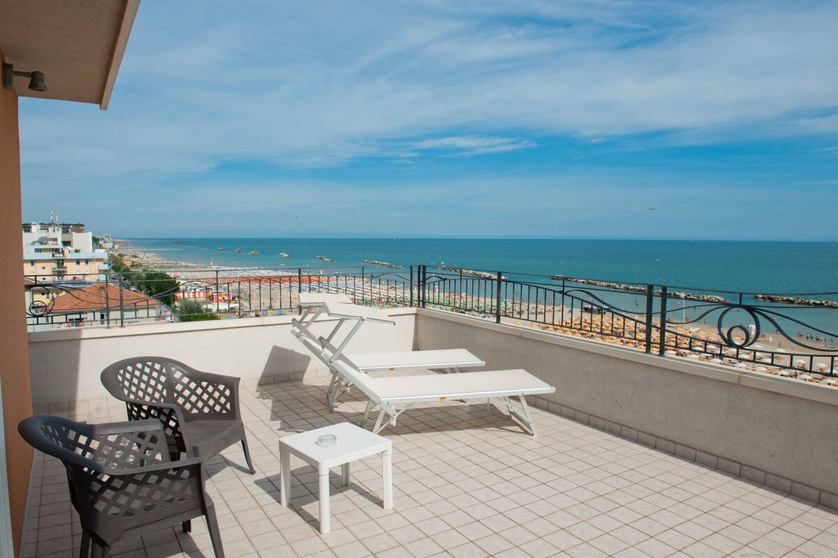 Deluxe Double or Twin Room, Terrace | Minibar, in-room safe, desk