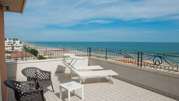 Deluxe Double or Twin Room, Terrace | Minibar, in-room safe, desk