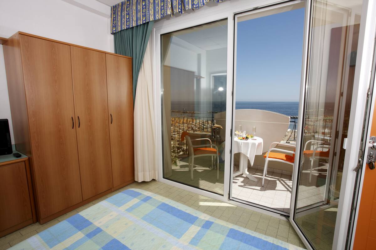 Minibar, in-room safe, desk