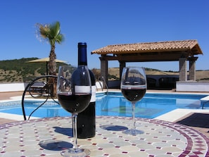 Una piscina al aire libre, sillones reclinables de piscina
