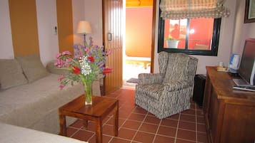 Family Studio Suite | Minibar, in-room safe, desk, laptop workspace