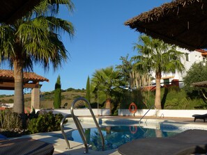 Minibar, coffres-forts dans les chambres, bureau