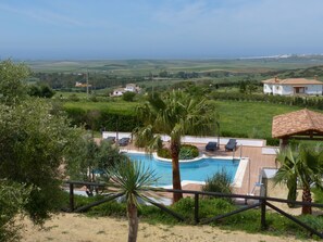 Piscine extérieure, chaises longues