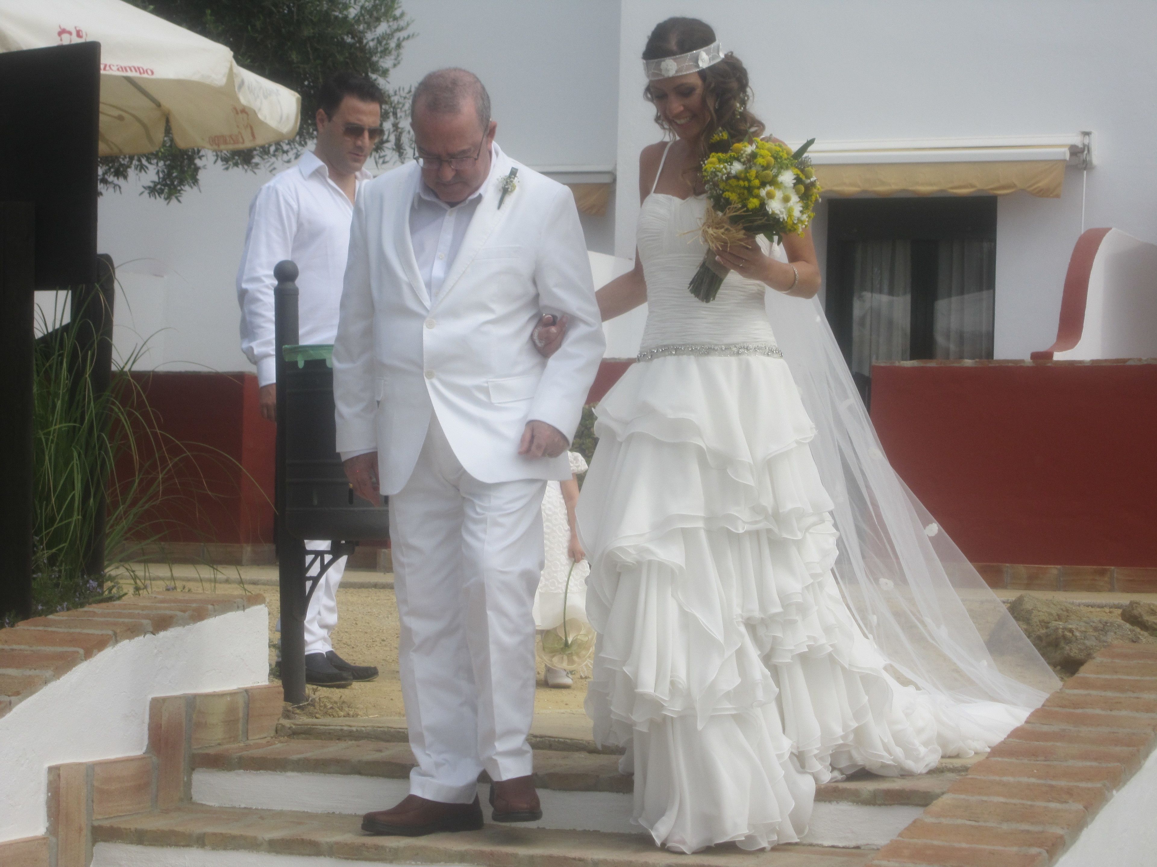 Une cérémonie de mariage avec une mariée et un marié sur des marches.
